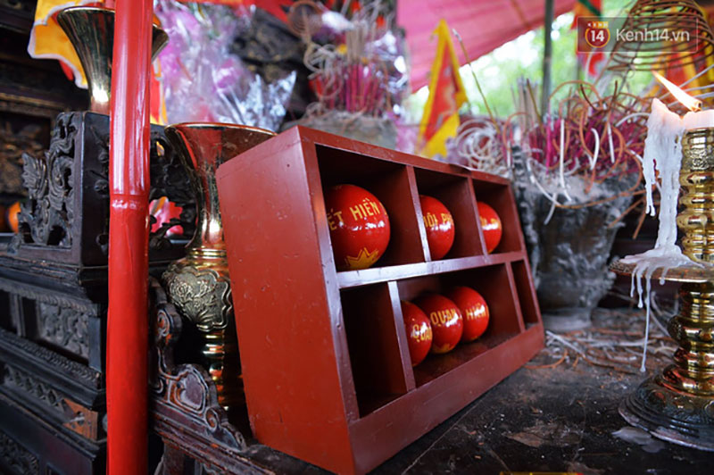 Hàng trăm thanh niên trai tráng lao vào giằng xé, giẫm đạp lên nhau để Cướp phết Hiền Quan lấy may